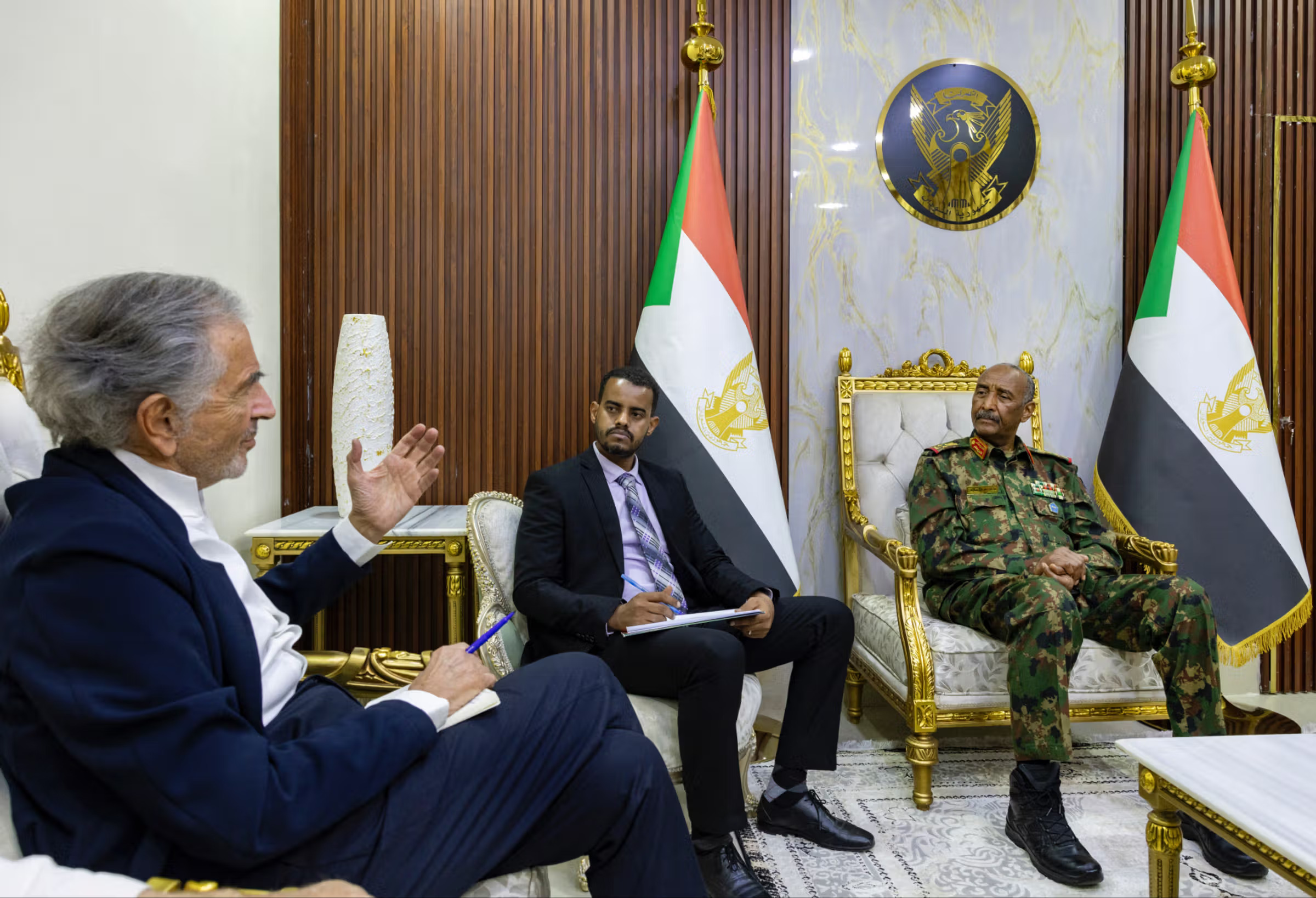 Bernard-Henri Lévy rencontre le président al-Burhan dans sa résidence de Port-Soudan