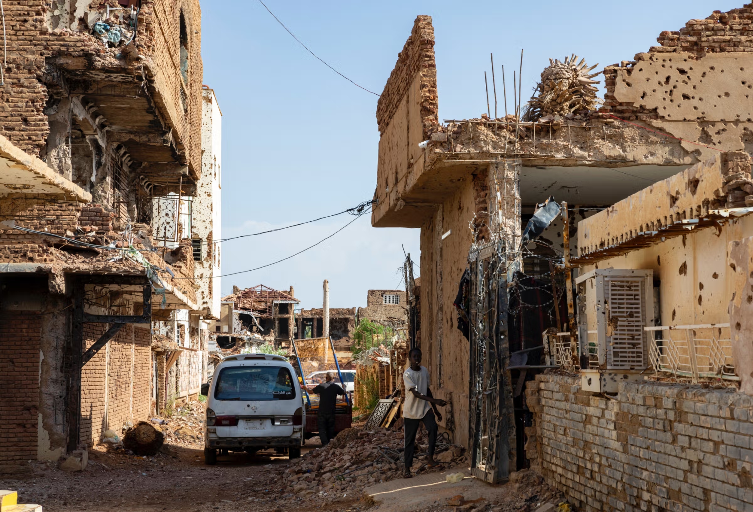 Une rue en ruines détruite par la guerre au Soudan, sur la route de El-Obeid.