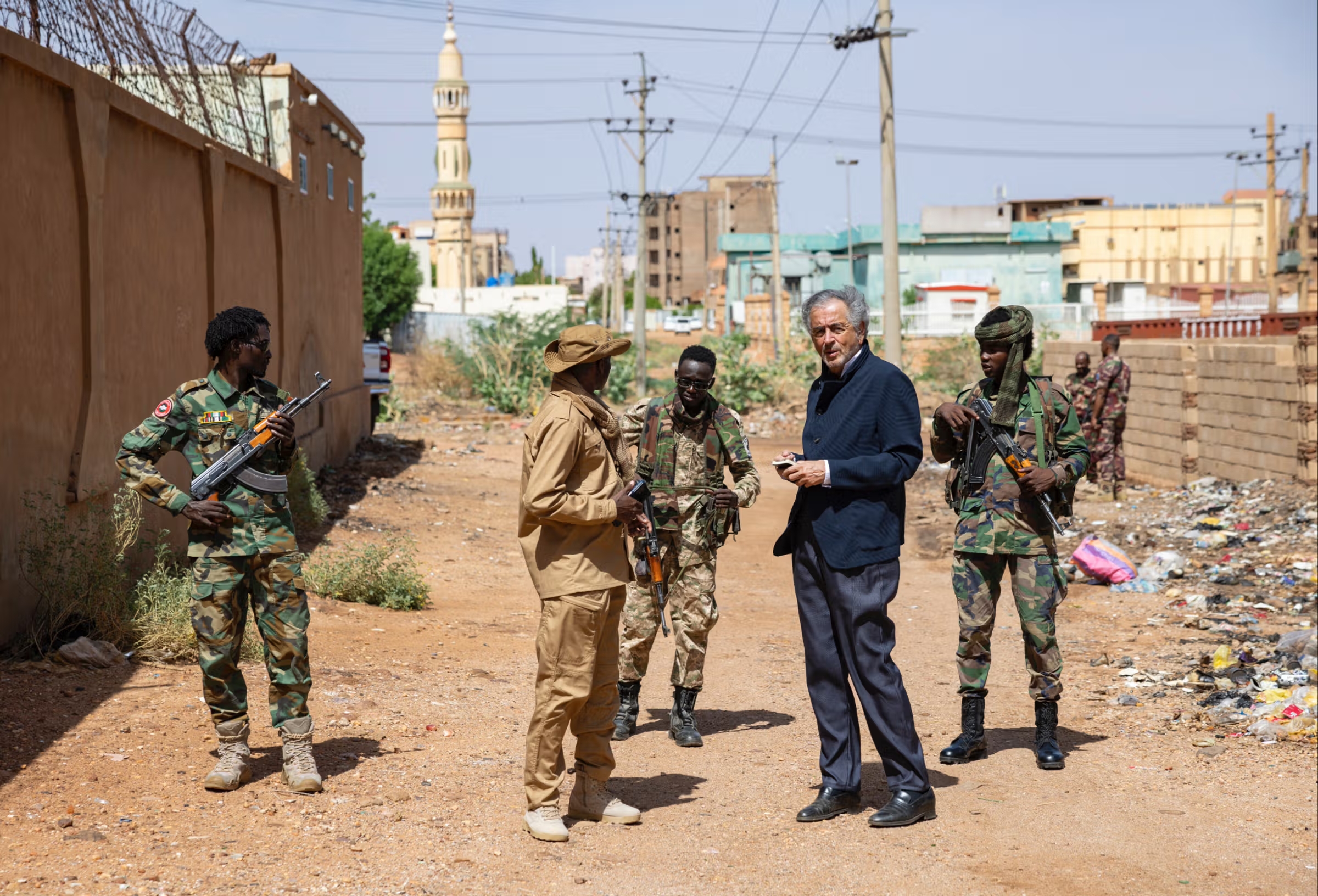 BHL avec les forces conjointes au Soudan : autour de lui, au milieu de la ville, il y a quatre hommes armés.