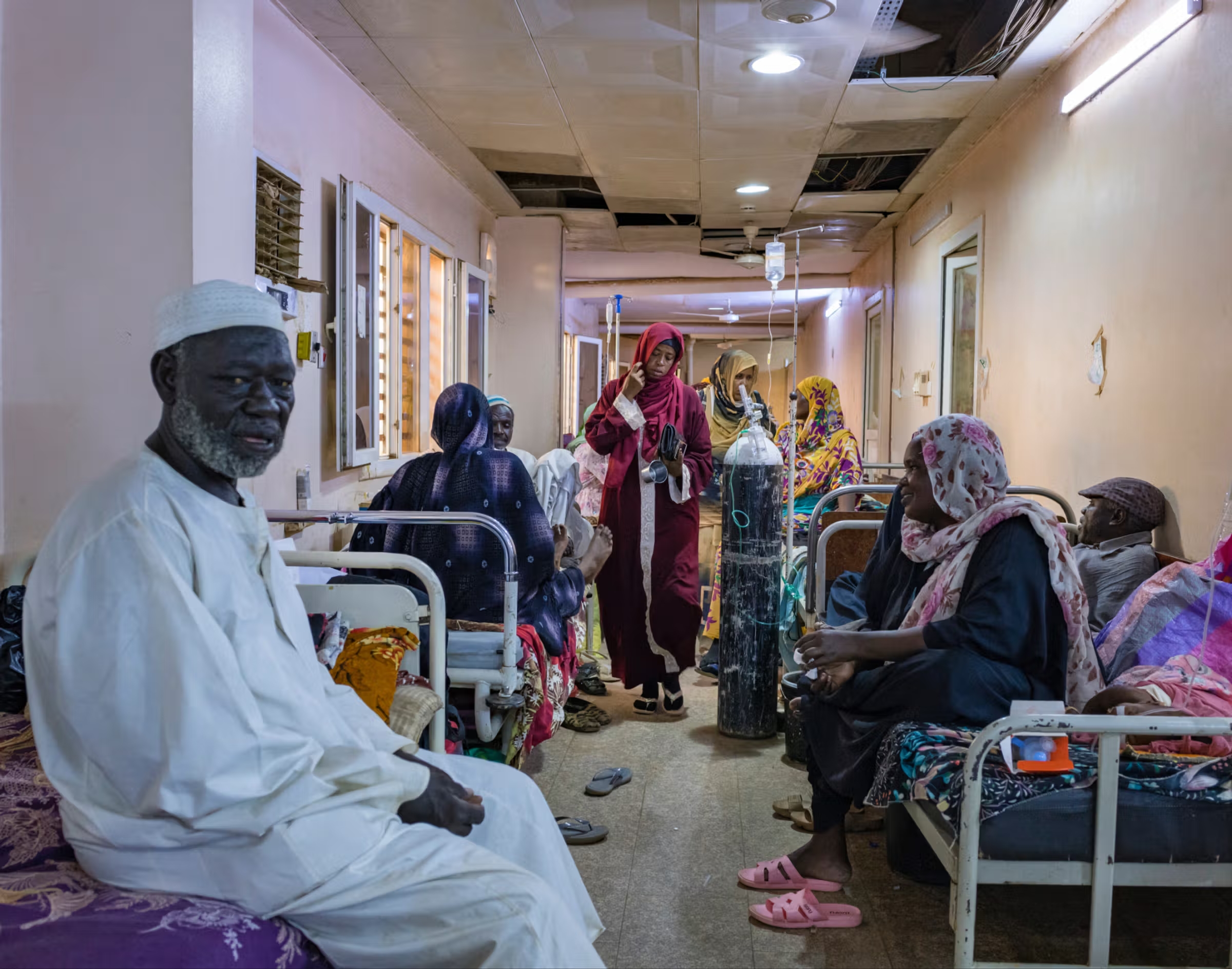 Un hôpital surchargé de patients au Soudan.