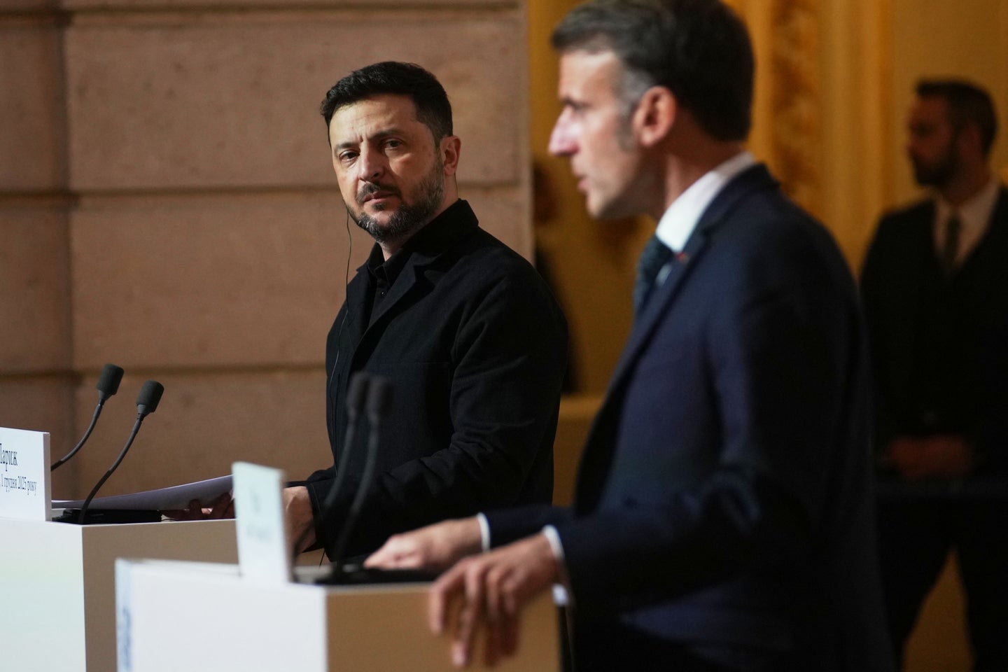 Les présidents Volodymyr Zelensky et Emmanuel Macron, au palais de l'Elysée à Paris, face à leurs respectifs microphones, lors d’une conférence de presse.