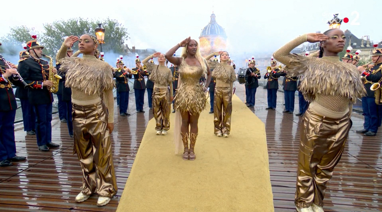 Aya Nakamura chante avec la Garde républicaine lors de la cérémonie des JO 2024.