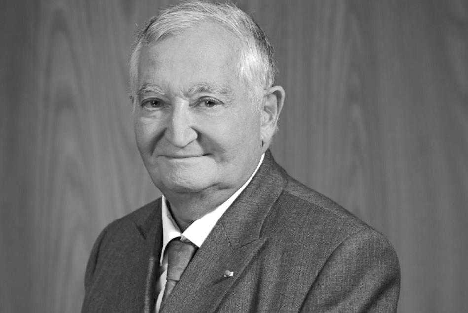 Portrait en noire et blanc de l'essayiste Bernard Attali.