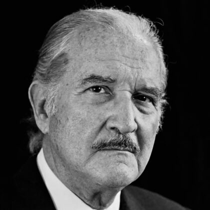 L’écrivain mexicain Carlos Fuentes, photo en noir et blanc.