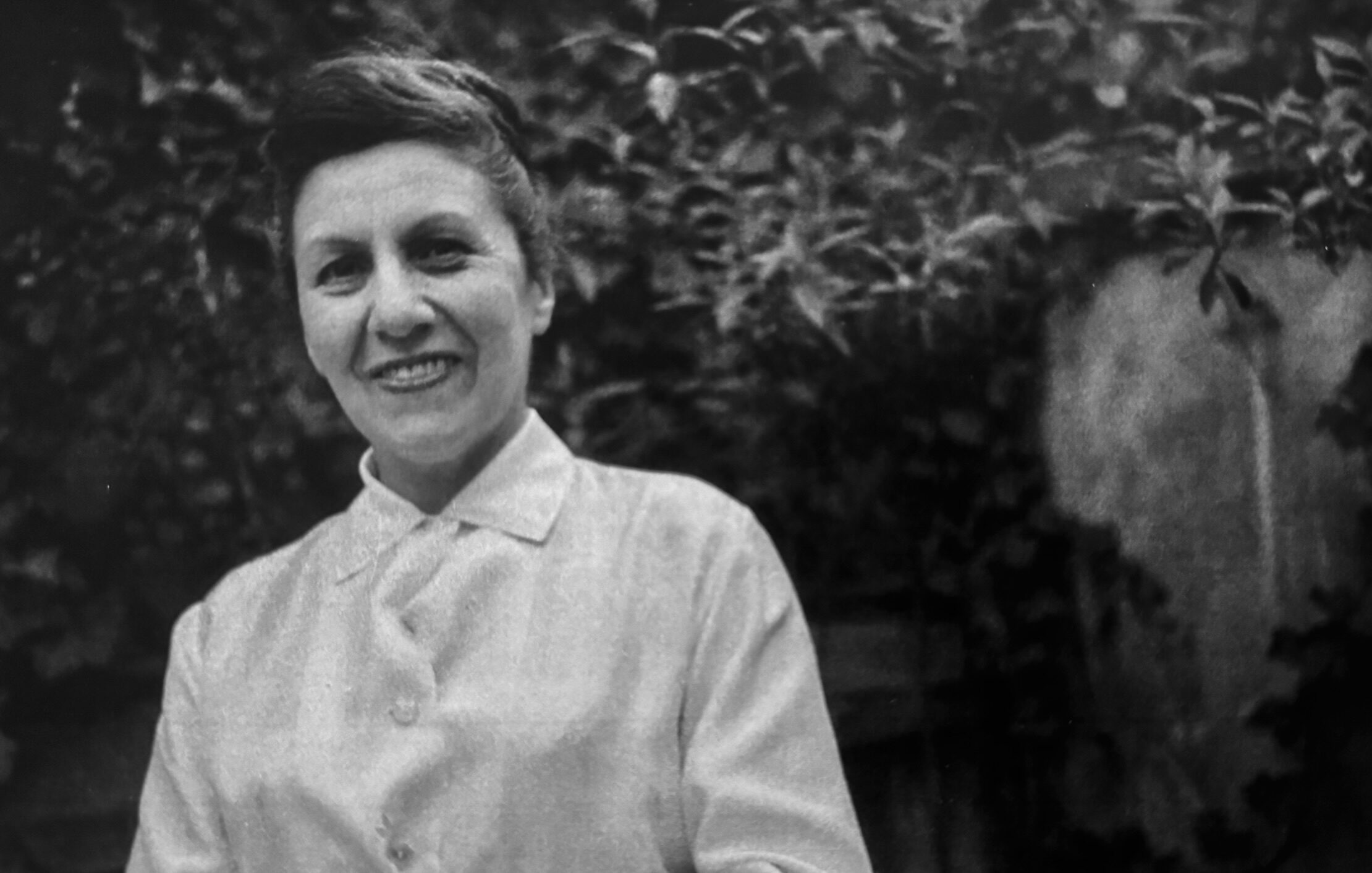 Portrait en noir et blanc de la photographe Denise Colomb.