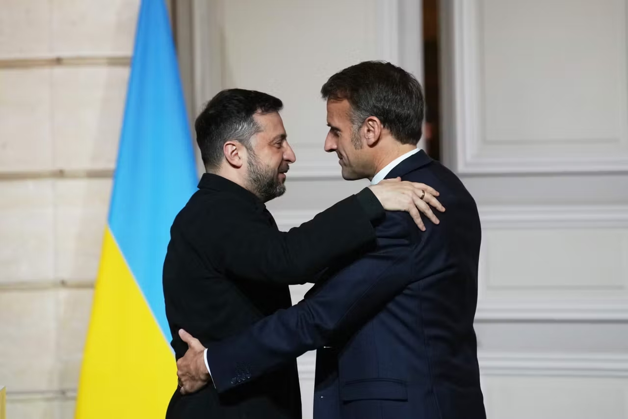 Le président français Emmanuel Macron et le président ukrainien Volodymyr Zelensky se saluent à l’issue d’une conférence de presse à l’Élysée, à Paris, le 1er décembre 2025.