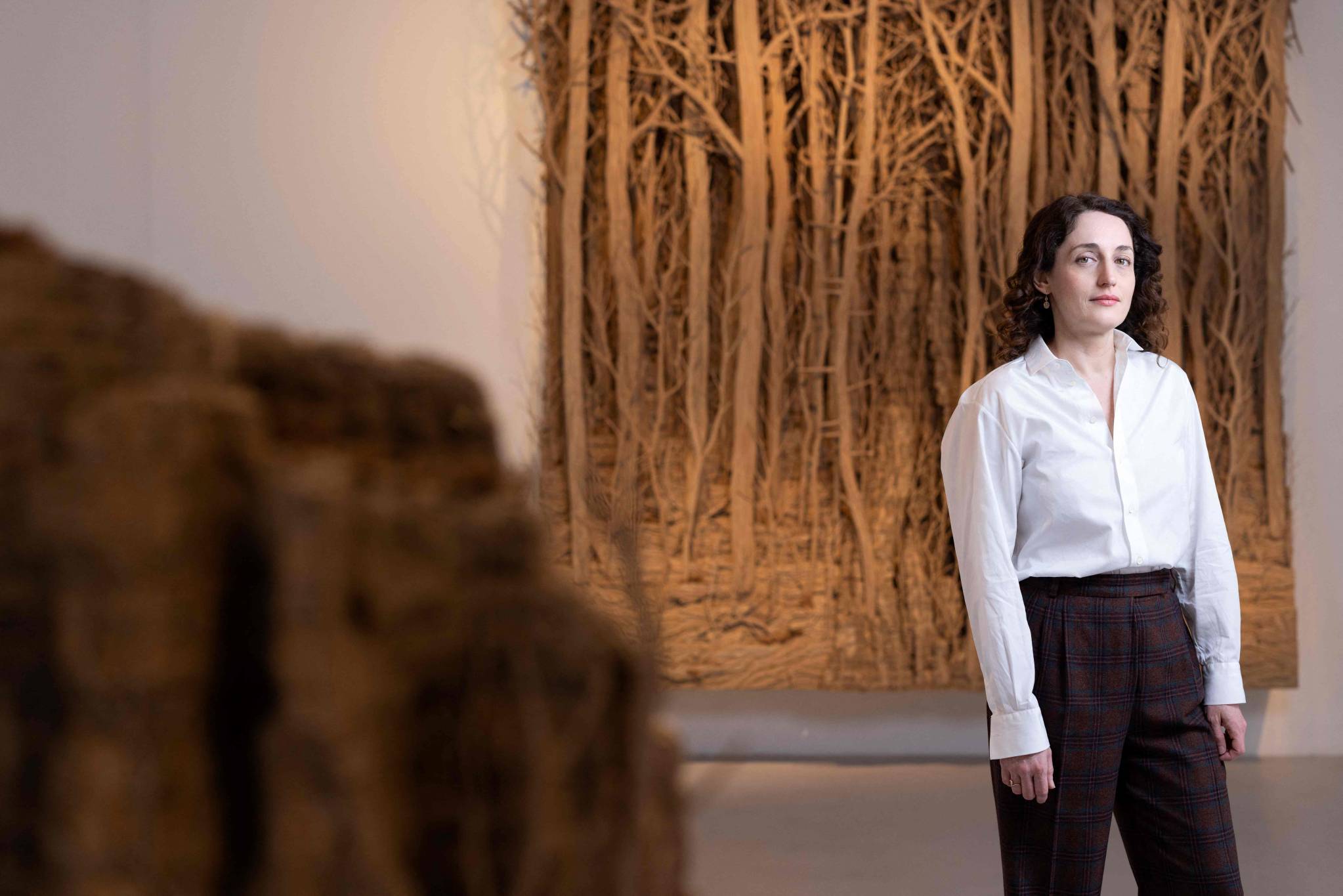 L’artiste Eva Jospin devant l'une de ses oeuvres.