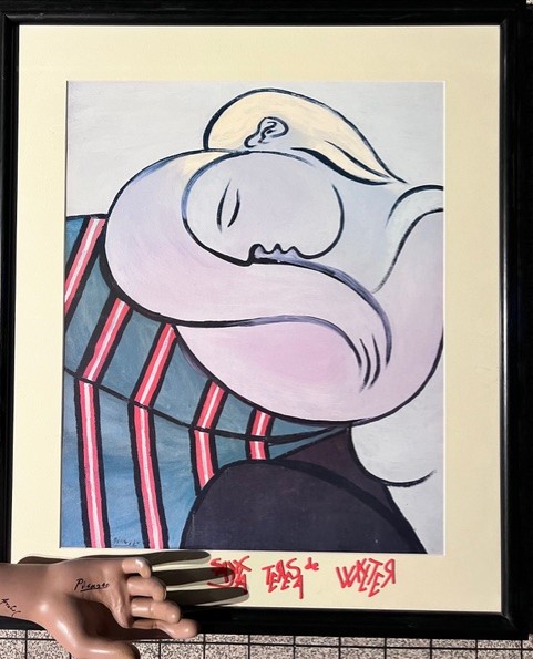 Peinture de Picasso représentant une femme endormie, accompagnée d’inscriptions ajoutées par Fernando Arrabal.