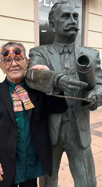 Fernando Arrabal pose aux côtés de la statue de l’architecte Enrique Nieto y Nieto