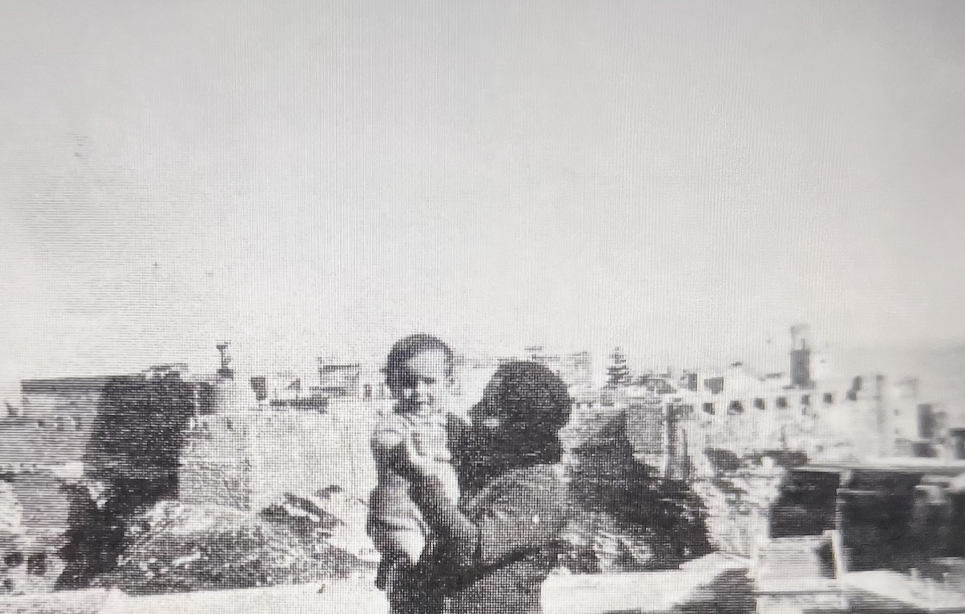 Photo en noir et blanc de Fernando Arrabal et sa mère, elle porte Fernando Arrabal enfant, aux abords du fort de Melilla.