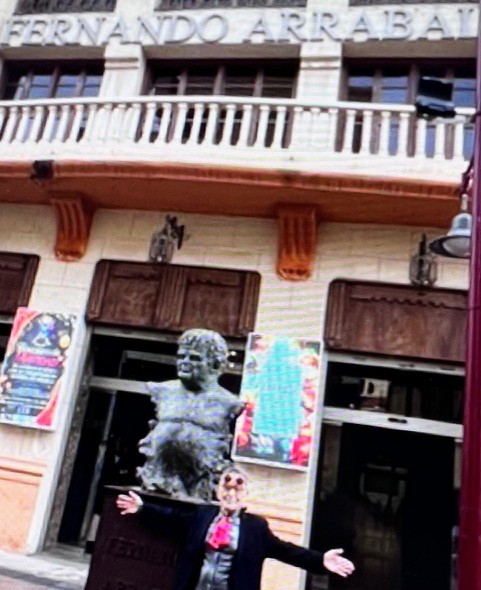 Fernando Arrabal devant le théâtre qui porte son nom à Melilla