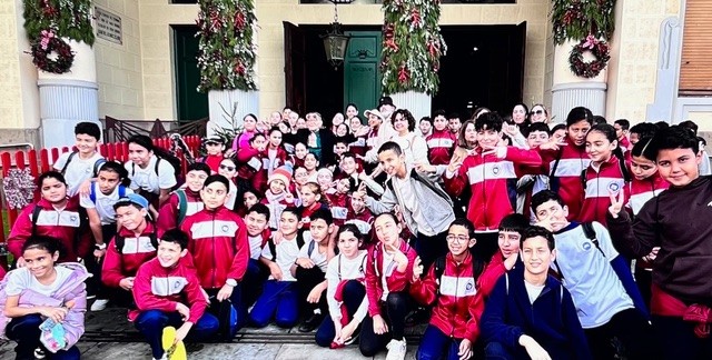 Fernando Arrabal entouré des élèves d’une école de Melilla, la ville où il est né en 1932.