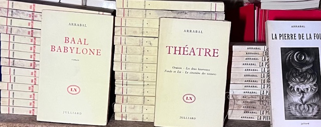 Exemplaires originaux d’ouvrages de Fernando Arrabal, parmi lesquels «Baal Babylone» publié par Julliard en 1959 ; un volume de ses œuvres théâtrales (réunissant «Oraison», «Les Deux Bourreaux», «Fanfo et Lis» et «Le Cimetière des voitures») paru chez Julliard en 1958 ; ainsi que «La Pierre de la folie», publié en 1963 par le même éditeur.