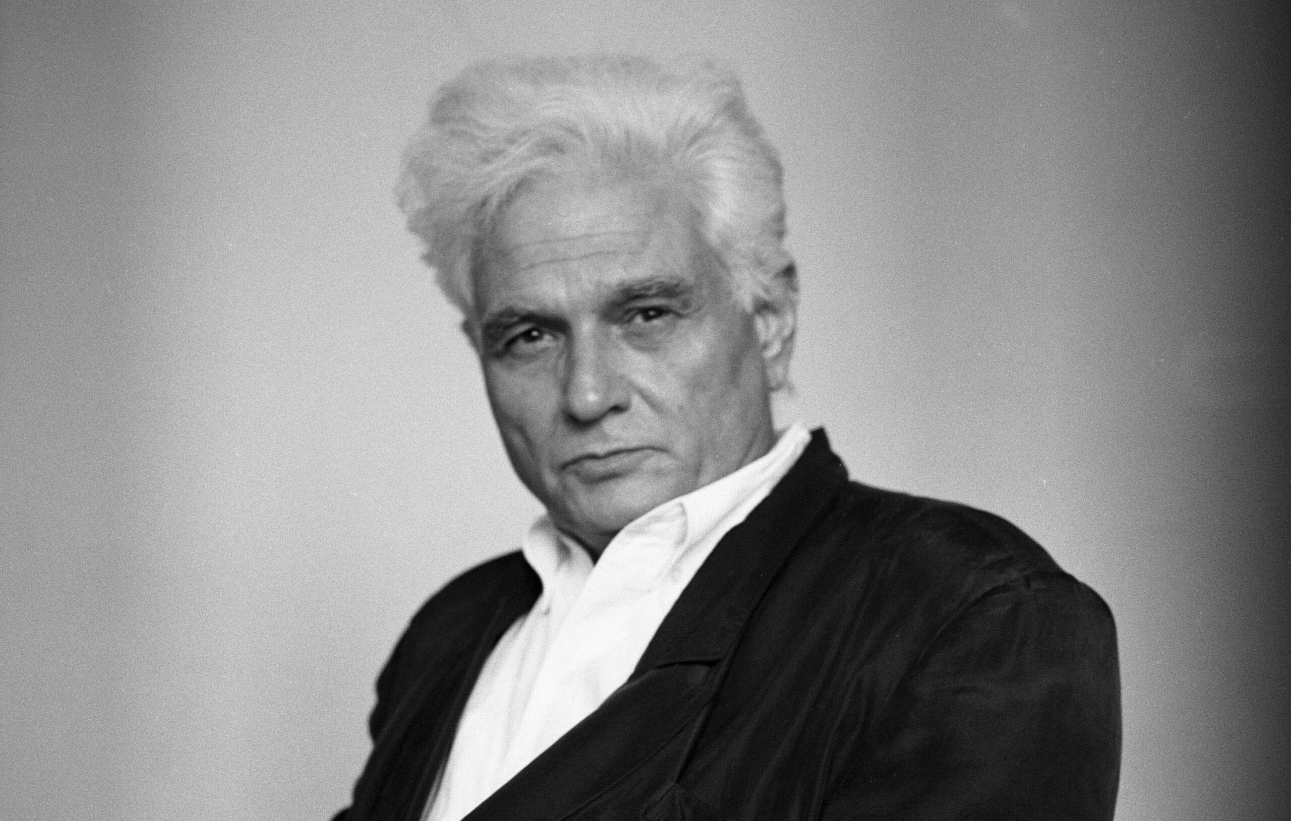 Portrait en noir et blanc de Jacques Derrida.