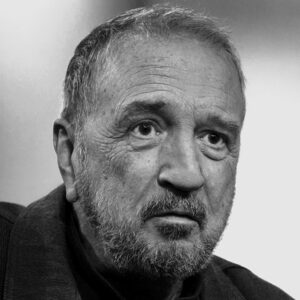 Portrait en noir et blanc de Jean-Claude Carrière.