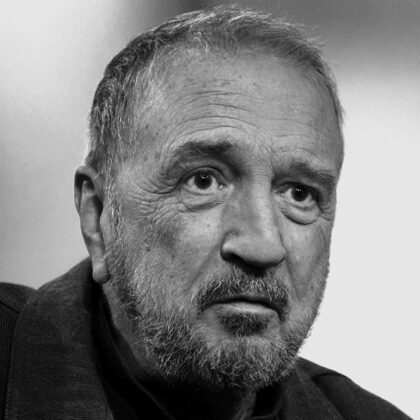 Portrait en noir et blanc de Jean-Claude Carrière.