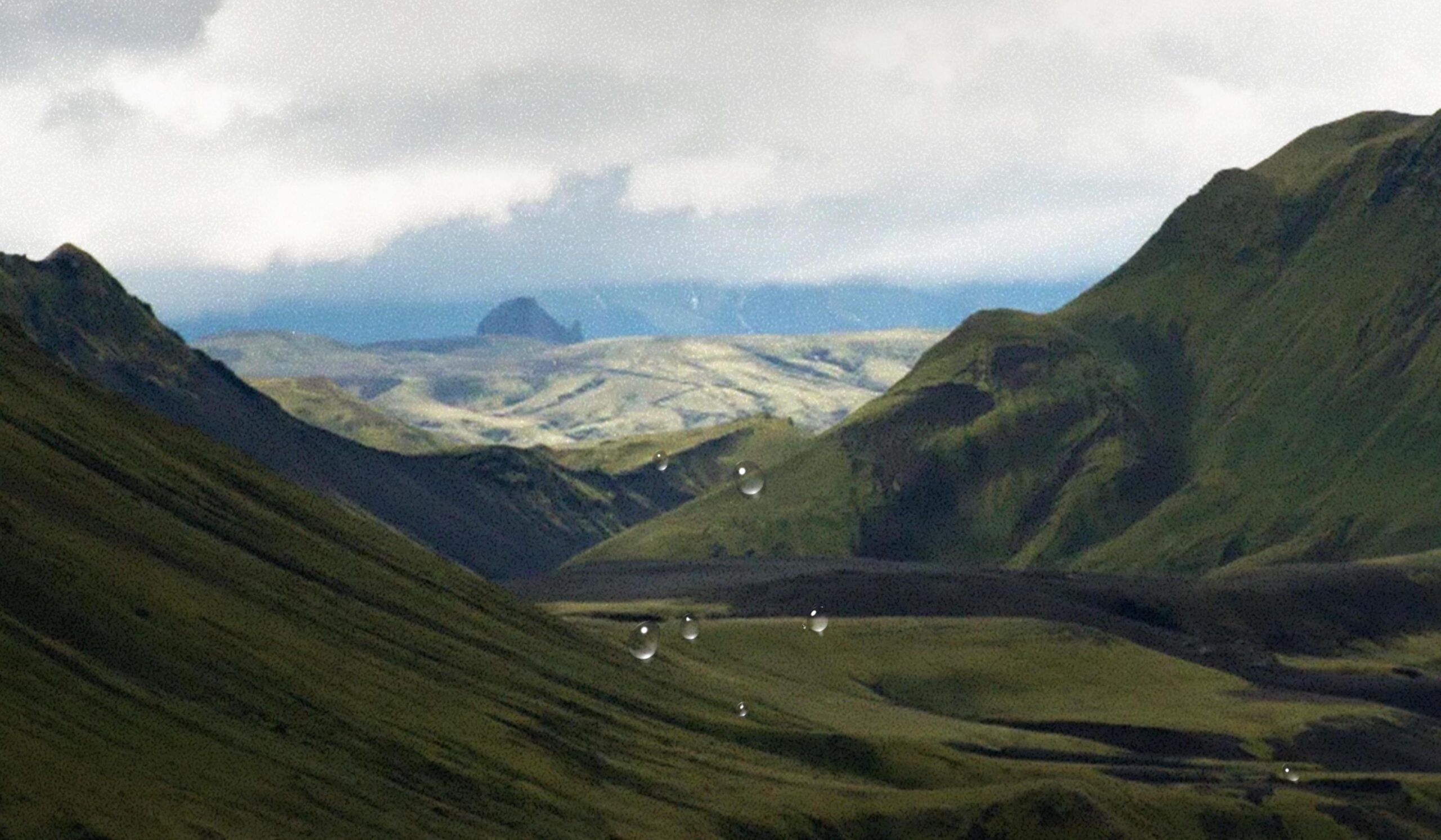 Affiche (détail) de « Les Sourciers », écrit et réalisé par Mathieu Ciulla et Jordan Reclus. On voit un paysage de montagnes.