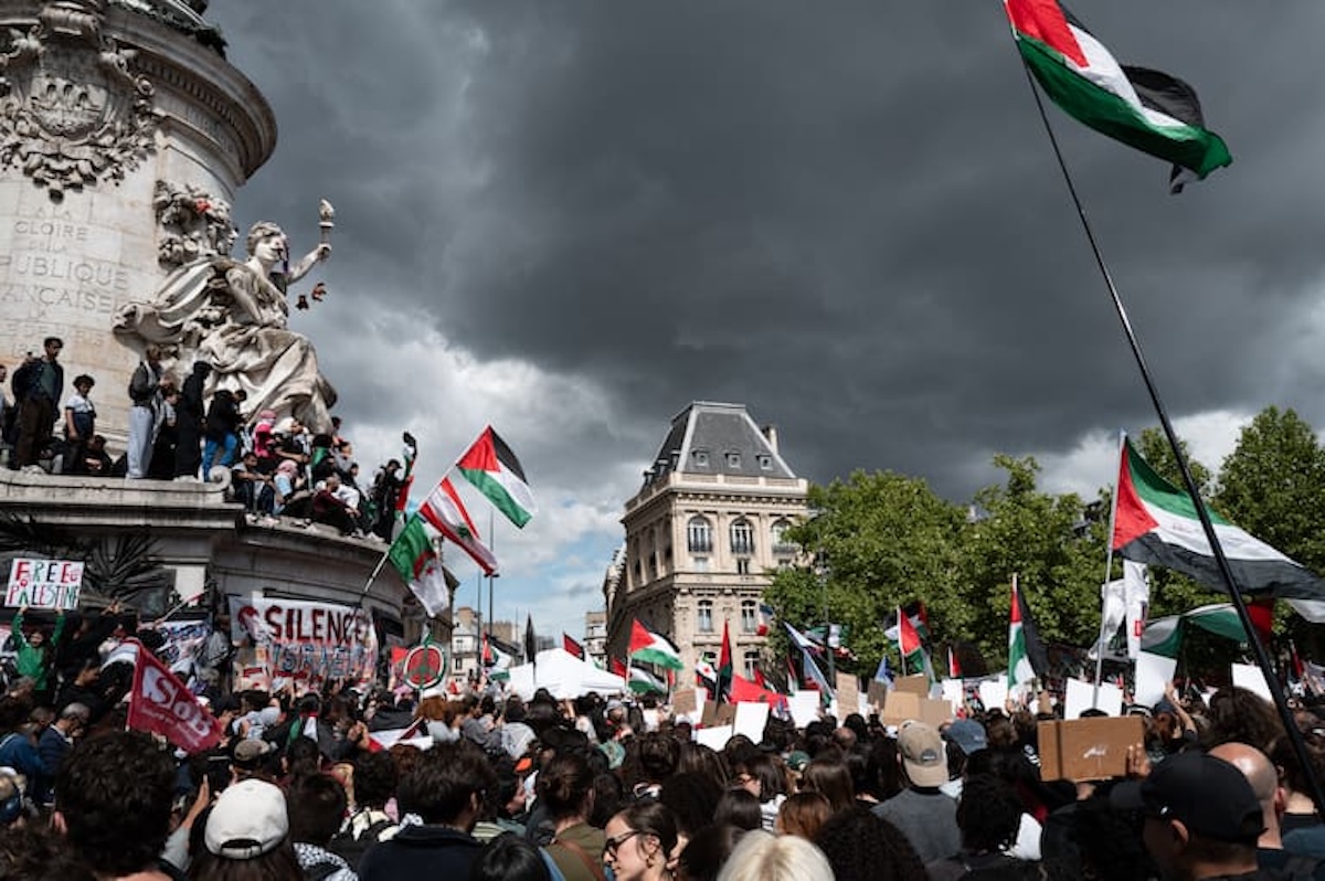 Manifestation pro-Gaza. Des manifestants tiennent des banderoles sur la place de la République à Paris, France, le 25 mai 2025