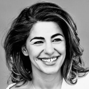 Portrait en noir et blanc de Sarah Doraghi