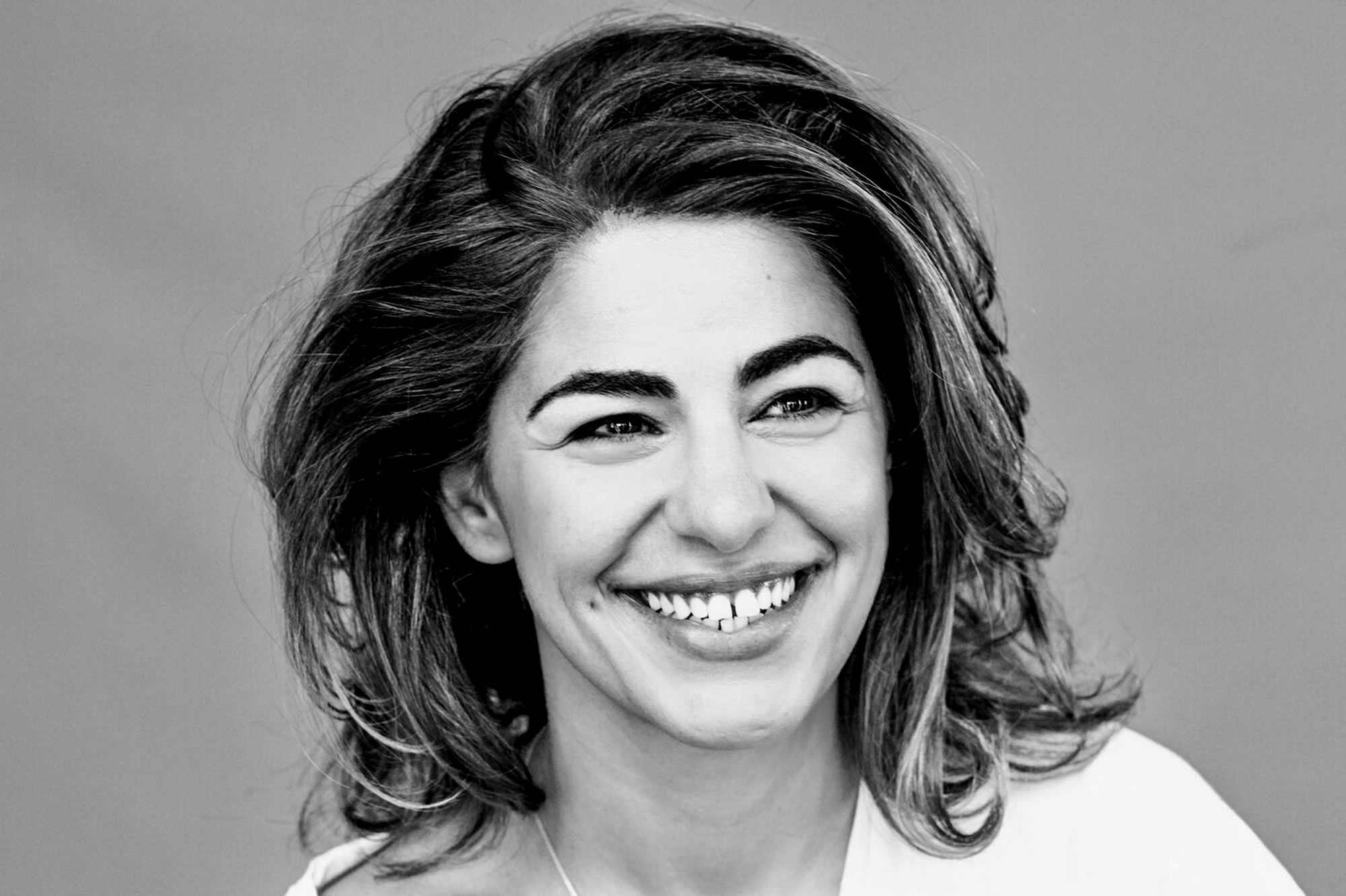 Portrait en noir et blanc de Sarah Doraghi