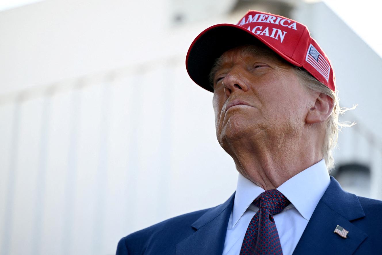 Donald Trump arbore fièrement une casquette "America great again" lors d’un lancement de SpaceX, à Brownsville (Texas), en 2024.