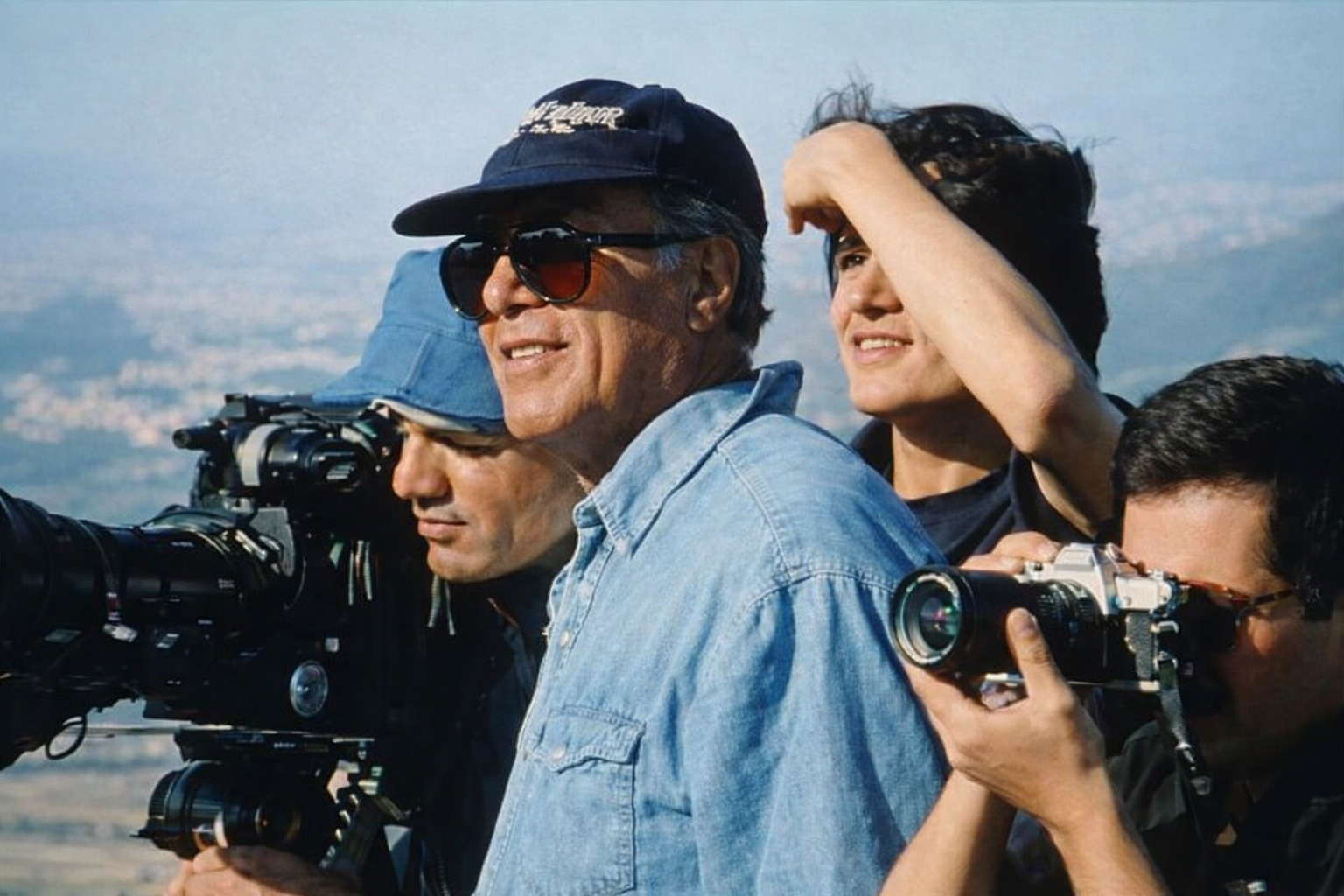 Abbas Kiarostami, « Le Goût de la cerise » ; on voit le réalisateur et son équipe en train de filmer, il est entouré d'un caméraman et d'un photographe.
