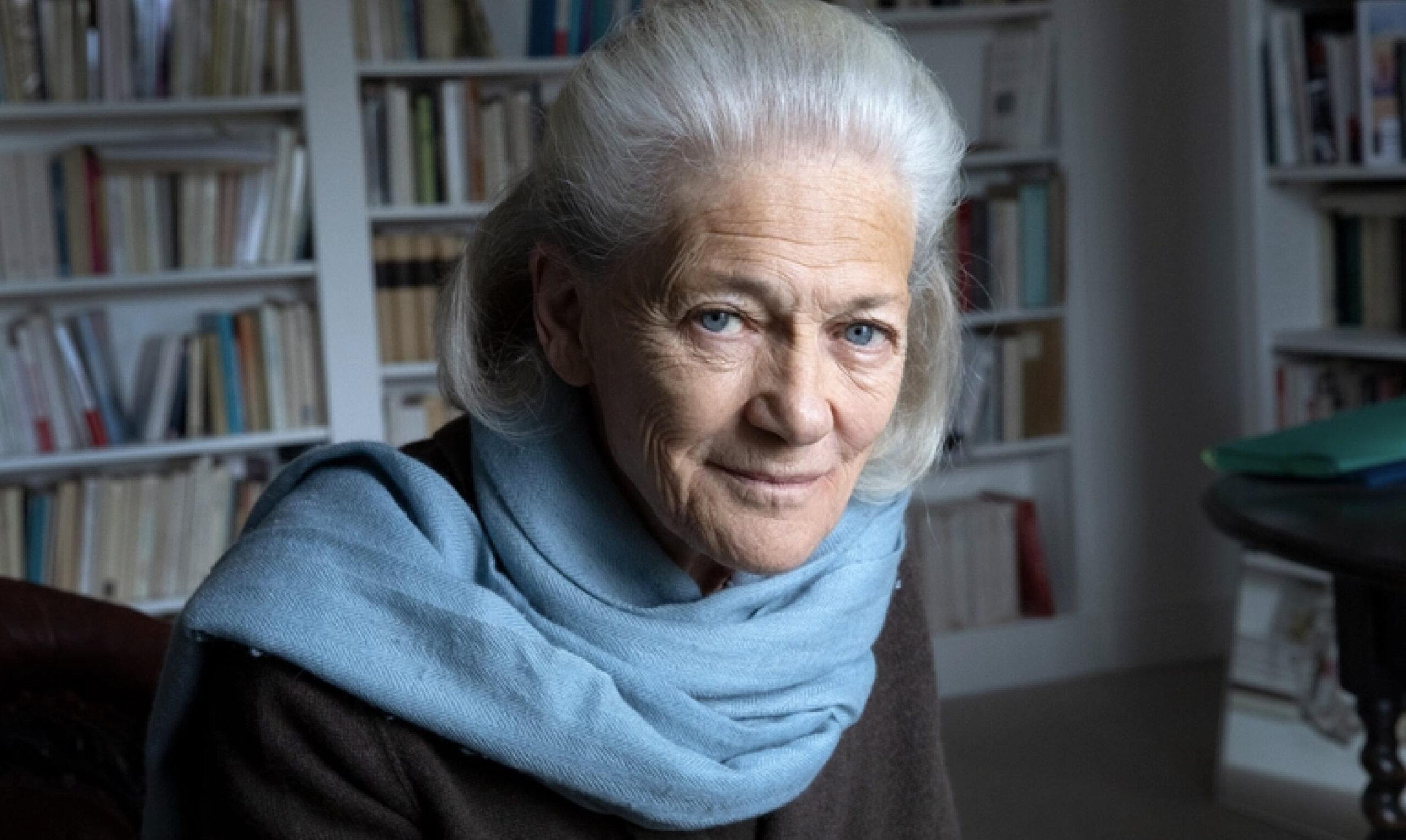 Elisabeth Badinter dans sa bibliothèque.