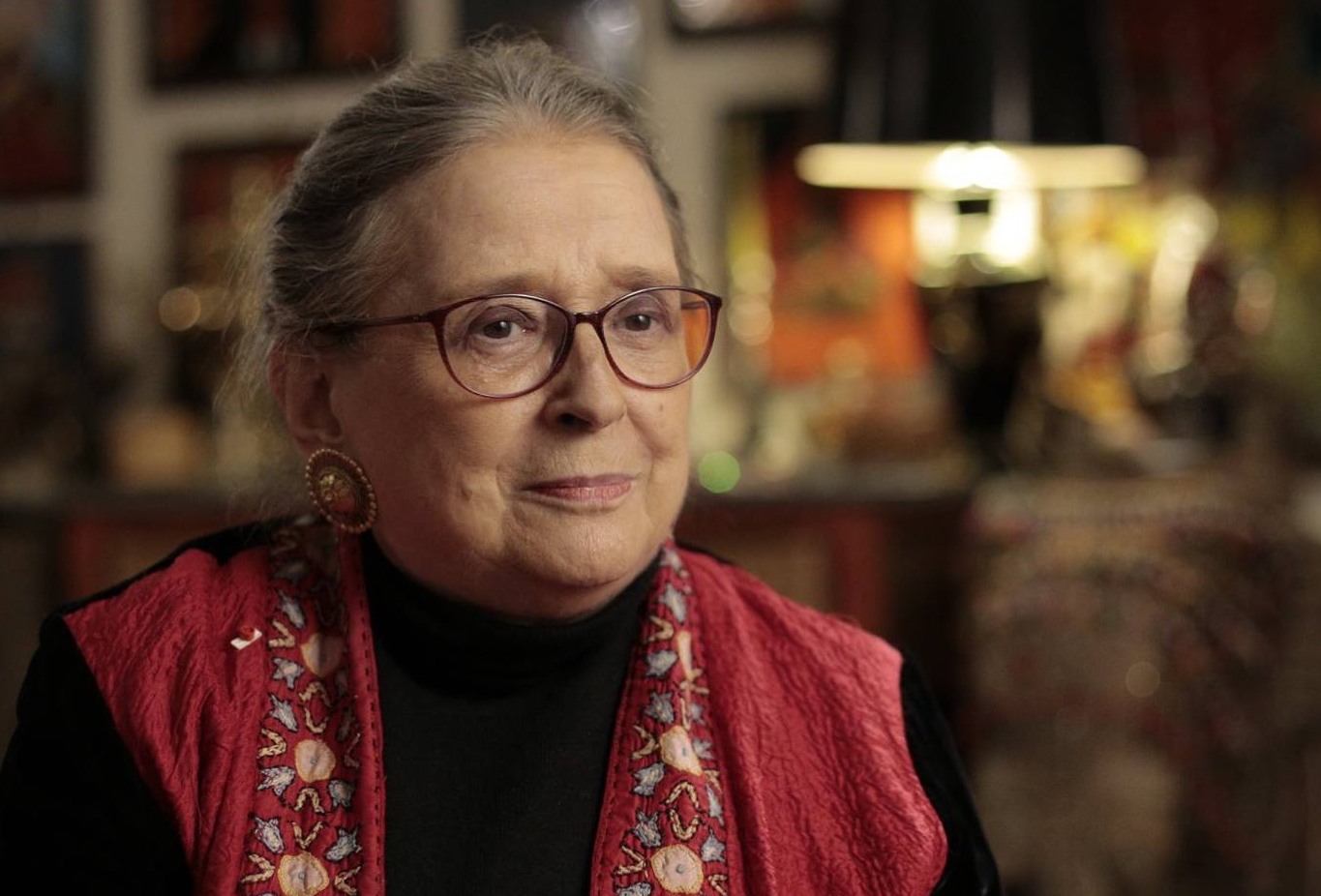 Portrait en couleurs de Catherine Clément dans un salon.