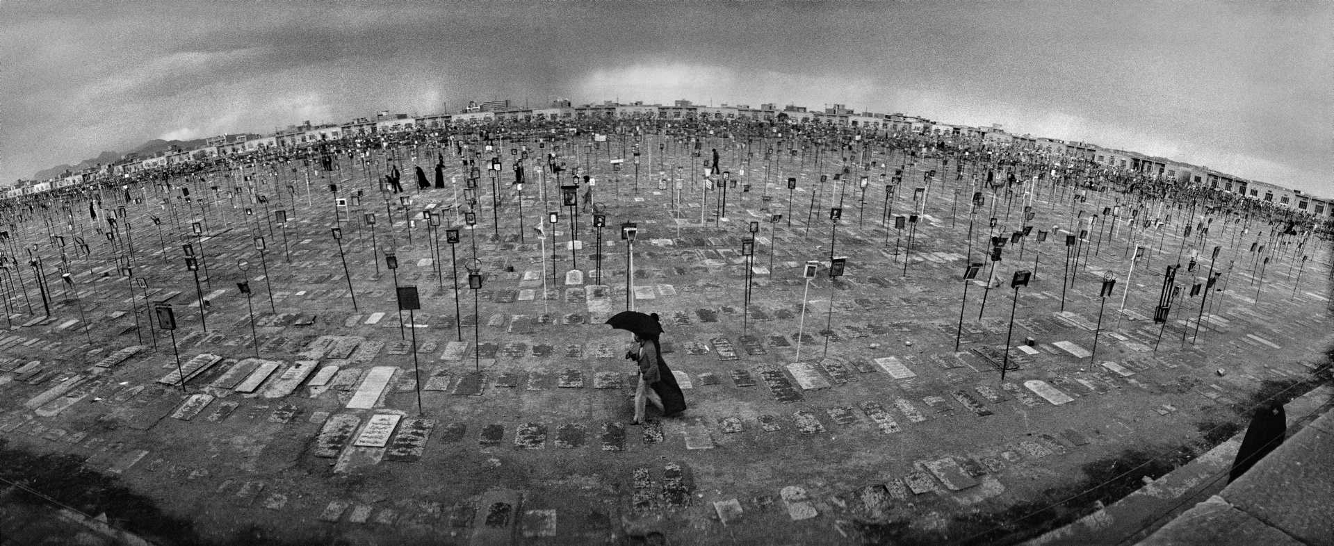 Photo en noir et blanc d'un Cimetière en Iran.
