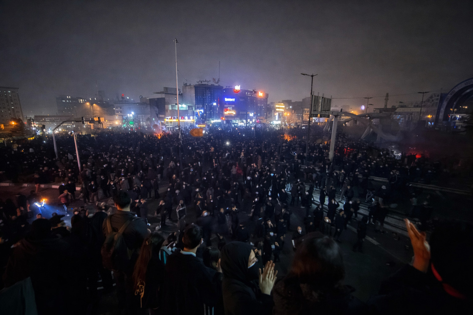 La nuit, des manifestants iraniens rassemblés à Téhéran, le 10 janvier 2026.