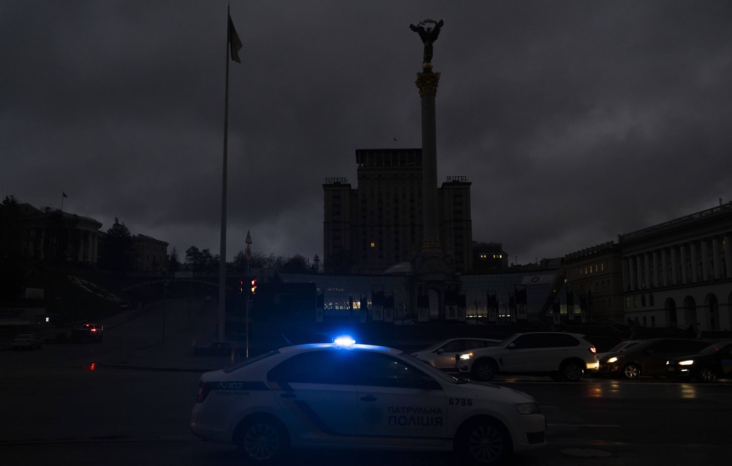 La place de l'Indépendance à Kiev plongée dans le noir. 