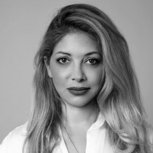 Portrait en noir et blanc de Mona Jafarian