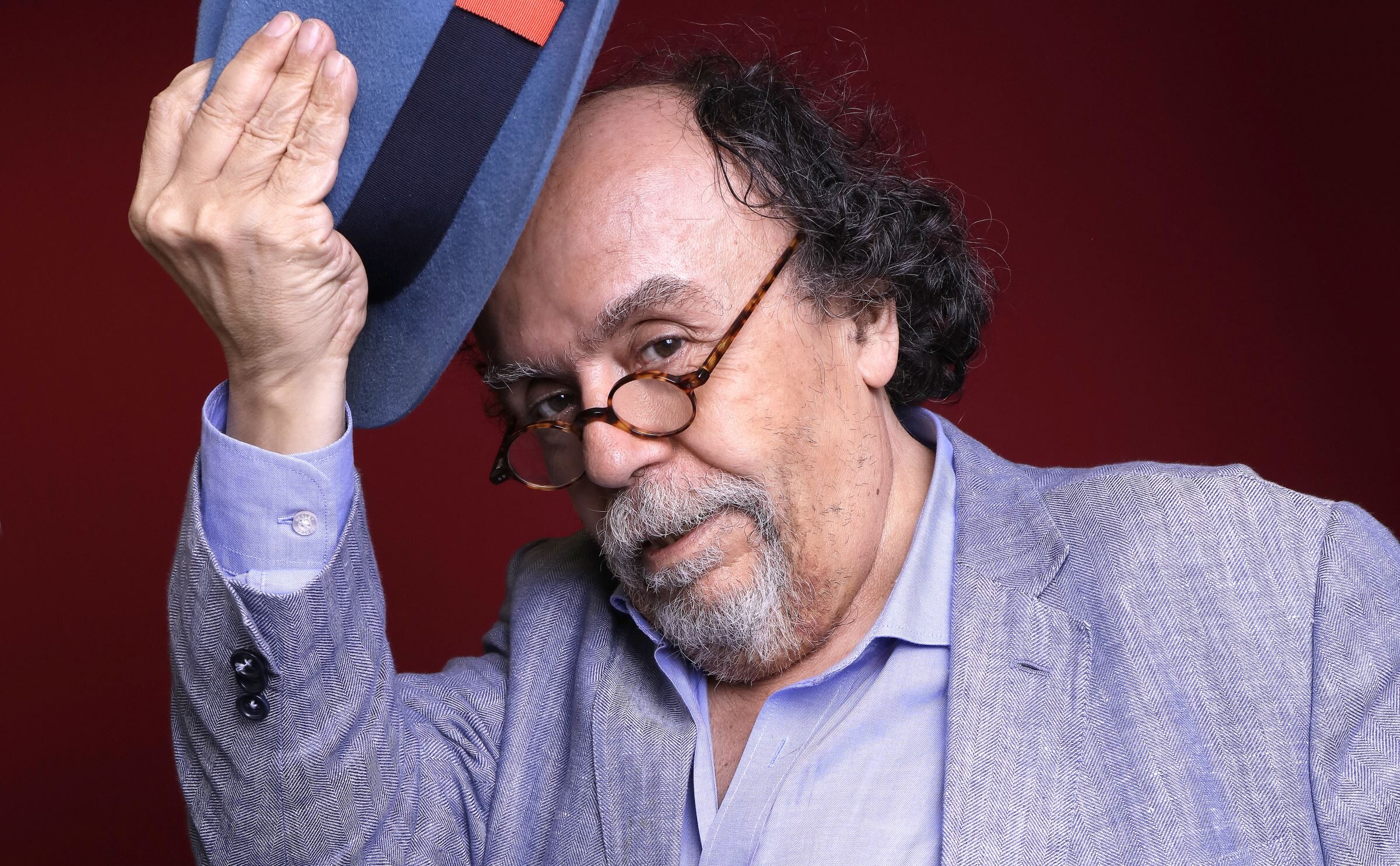 Le dramaturge et metteur en scène Jean-Michel Ribes, il tient son chapeau dans sa main.