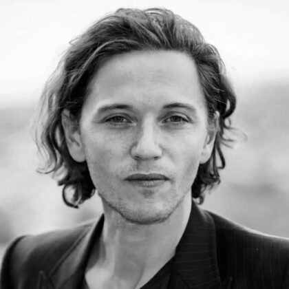 Le chanteur Raphaël, portrait en noir et blanc.