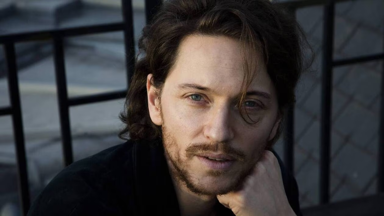 Le chanteur et écrivain Raphaël