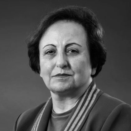 Portrait en noir et blanc de Shirin Ebadi.