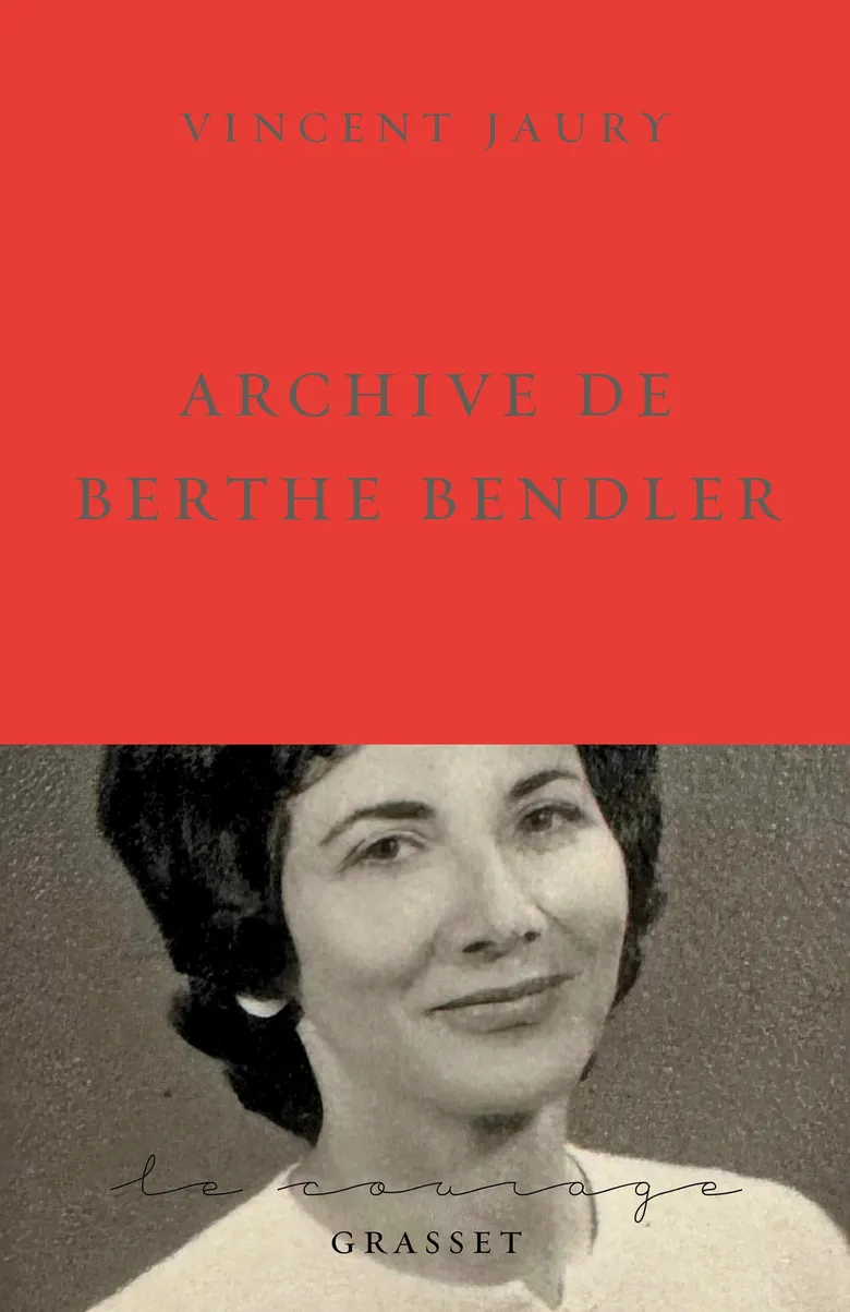 Couverture de «Archive de Berthe Bendler», de Vincent Jaury publié chez Grasset, la couverture est rouge, avec un bandeau sur lequel on voit un portrait de femme en noir et blanc.