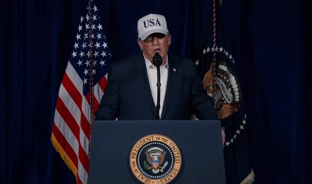L'allocution de Donald Trump; avec une casquette "USA", annonçant les frappes américaines en Iran, le 28 février 2026.