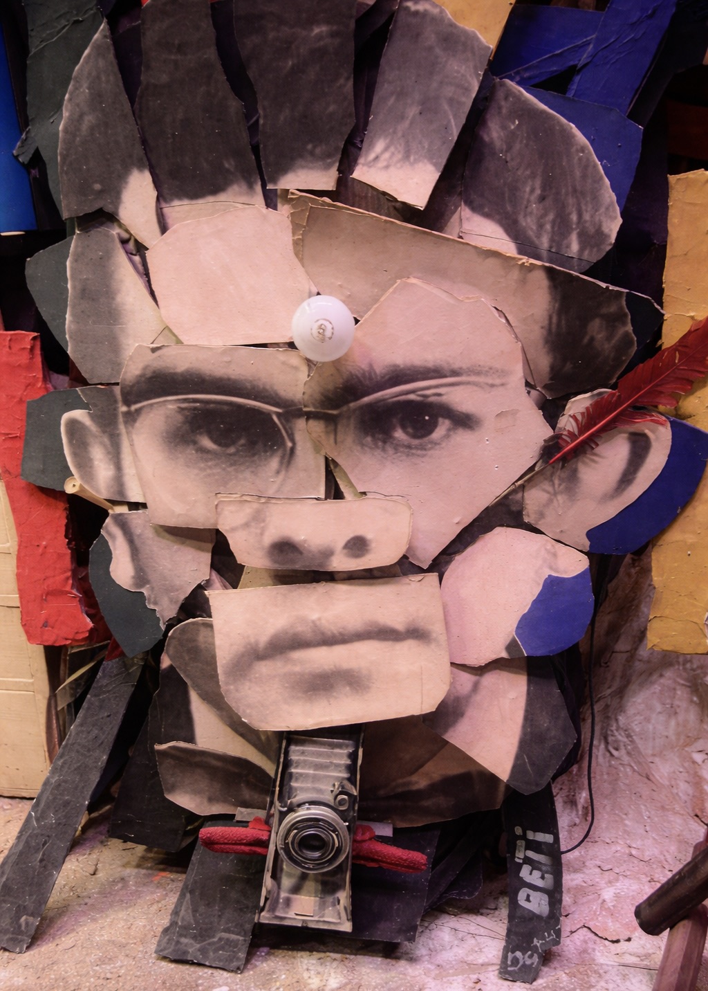 « Arrabal 1968 », œuvre pop art, on voit un portrait d'un adolescent sur une sculpture fragmentée.