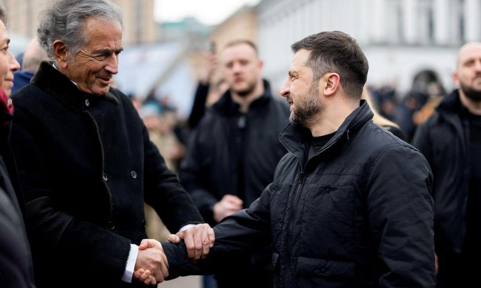 Bernard-Henri Lévy et Volodymyr Zelensky sur le Maïdan, à Kyiv ; ils se serrent la main.