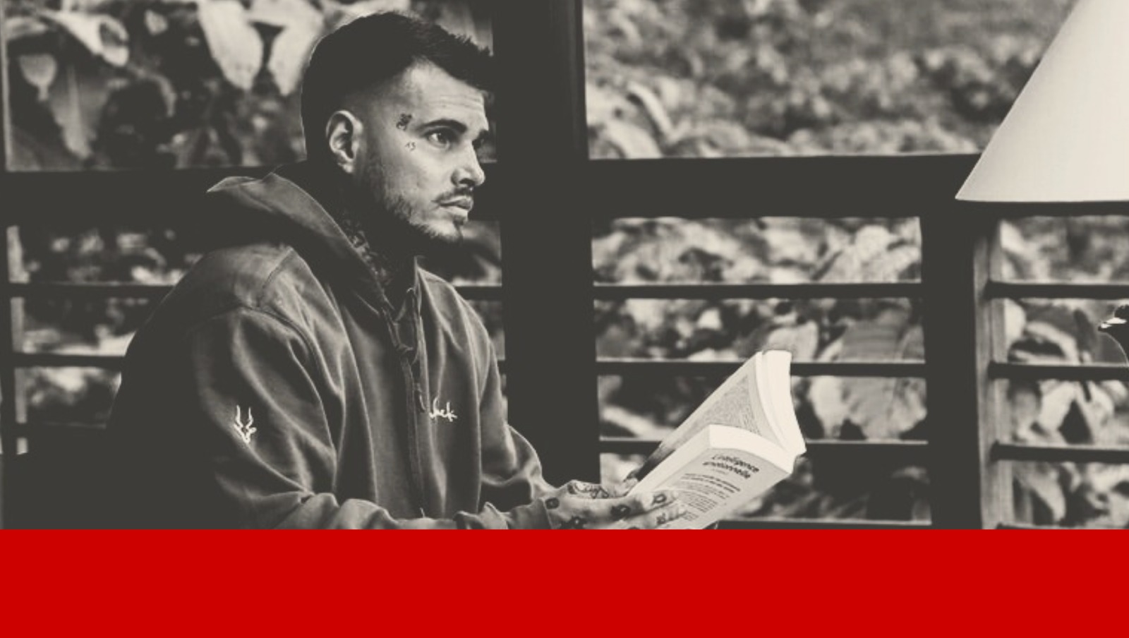 Christopher Laquieze lit un livre.