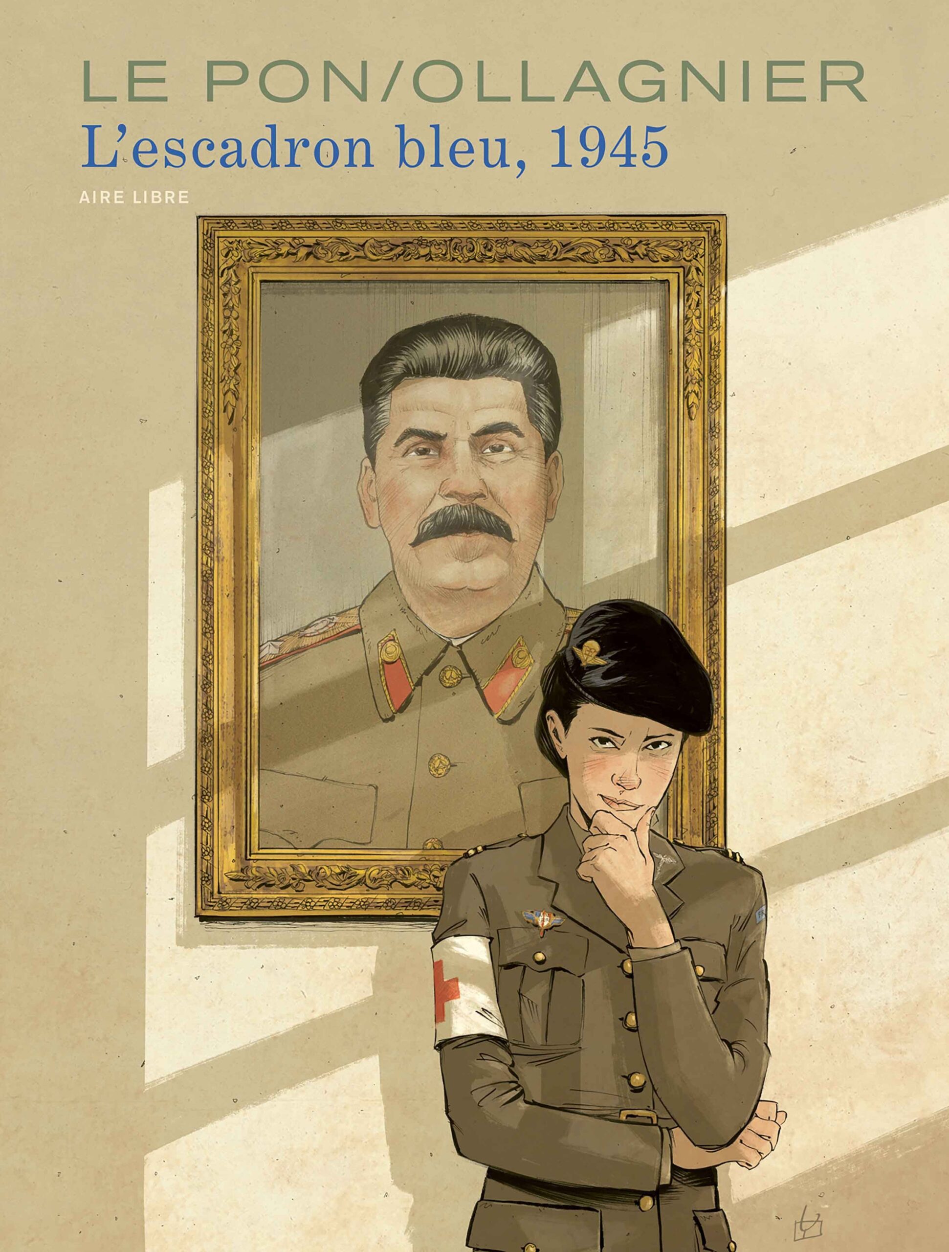 Couverture de « L’Escadron bleu, 1945 », bande-dessinée de Virginie Ollagnier et Yan Le Pon ; le dessin montre une infirmière de la Croix-Rouge sous un portrait encadré de Staline.
