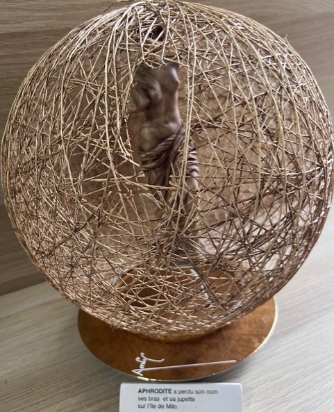 Poème plastique de Fernando Arrabal. On voit une miniature de la Vénus de Milo enfermée dans une boule de brindilles.