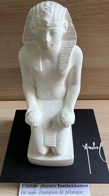 Poème plastique de Fernando Arrabal, on voit une statuette blanche de Toutankhamon.