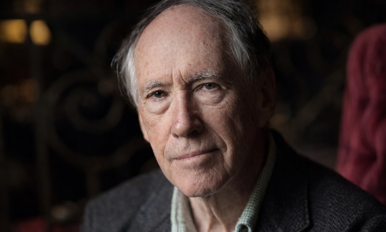 Portrait en couleurs de l’écrivain anglais Ian McEwan.