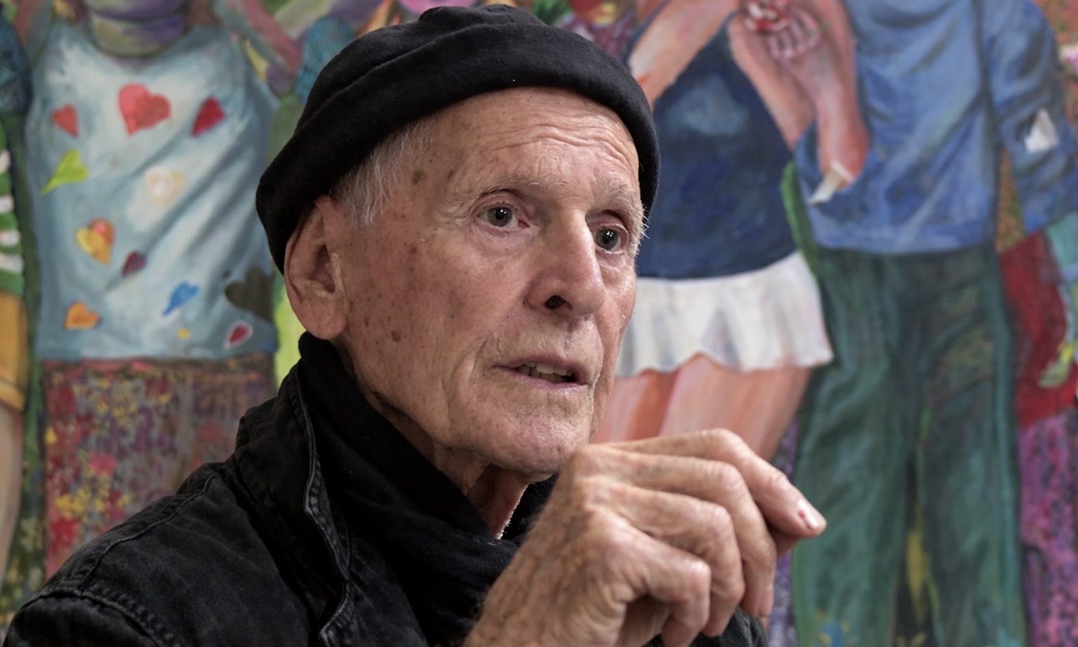 Le peintre français Martial Raysse devant sa toile monumentale « La paix ».