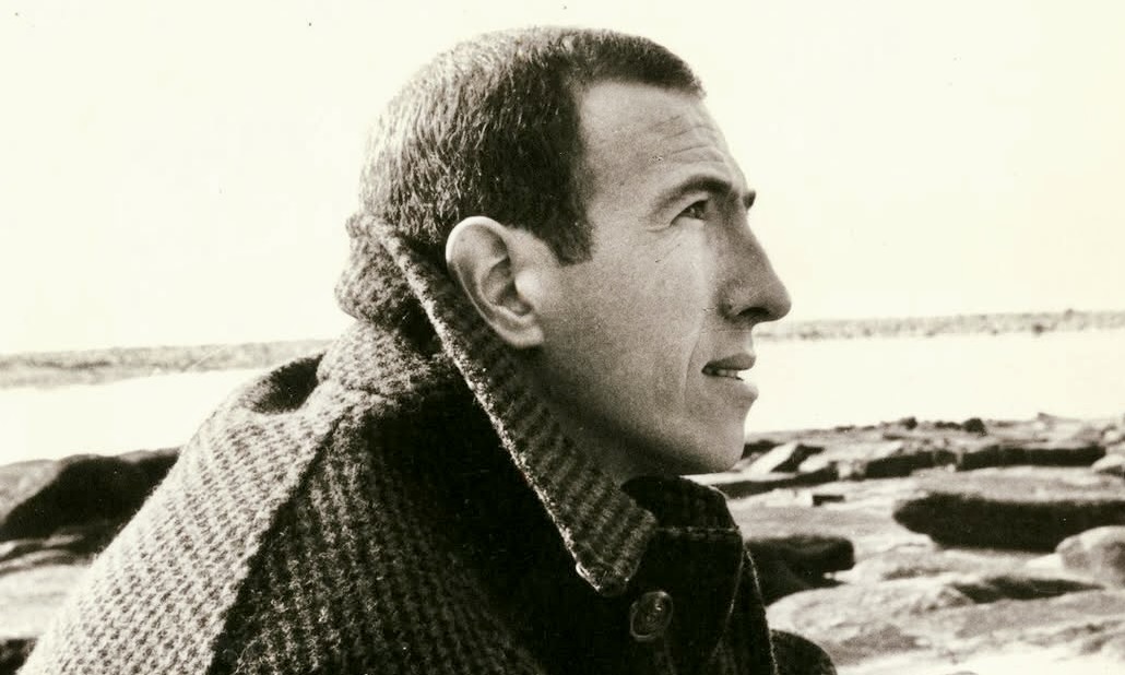 Portrait en noir et blanc de Nicolas Grimaldi de profil, au bord de la mer.