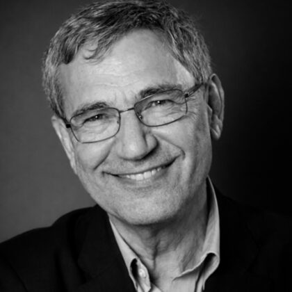 Portrait en noir et blanc de Orhan Pamuk.