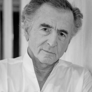 Portrait en noir et blanc de Bernard-Henri Lévy, écrivain et philosophe, directeur de la revue La Règle du jeu.