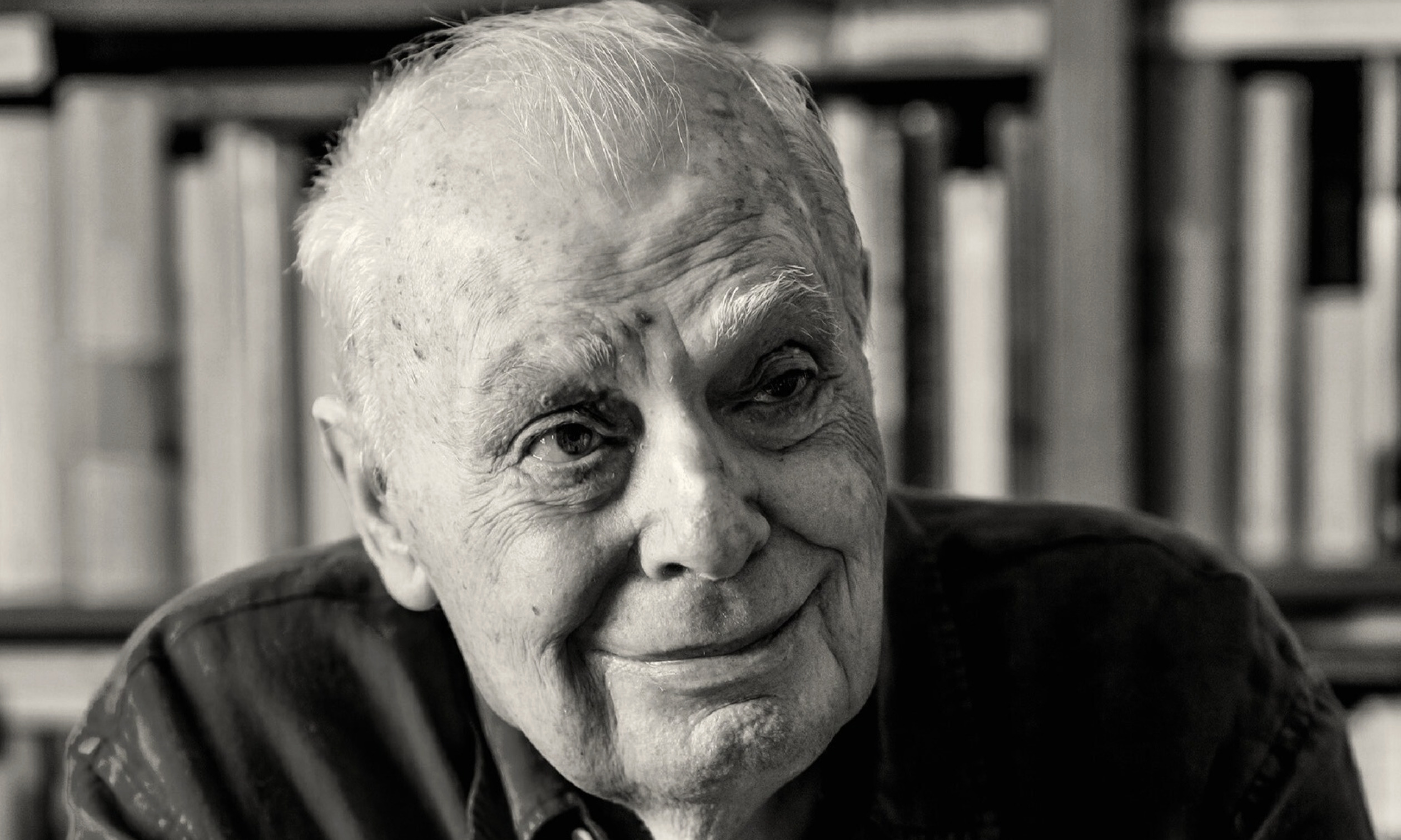 L’écrivain portugais António Lobo Antunes devant sa bibliothèque.